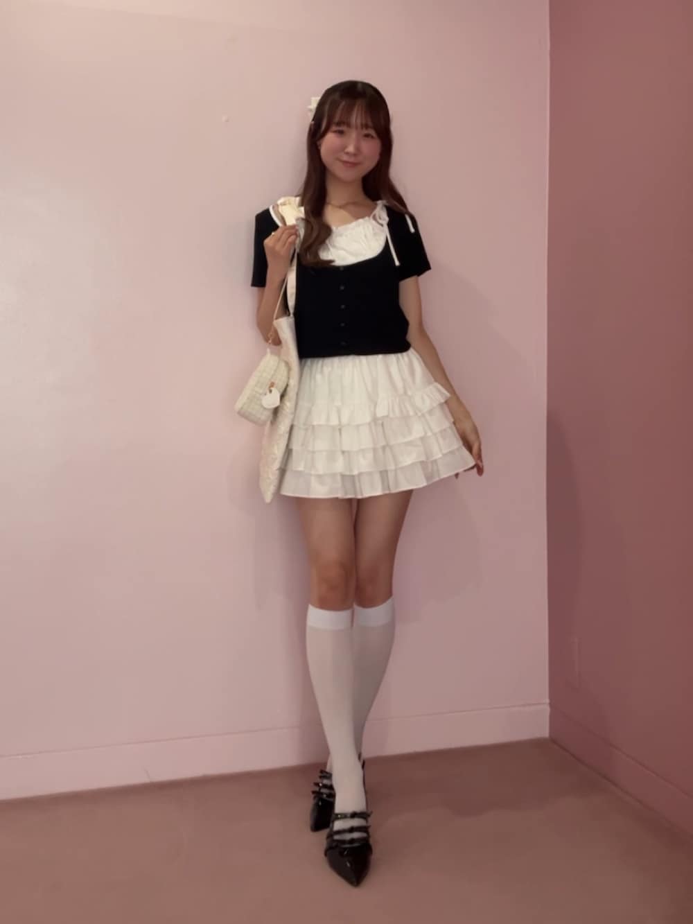 ブラック系のパンプス、ブラック系のTシャツ/カットソー、ホワイト系のトートバッグを着用したレディースの夏コーディネートの2枚目の写真