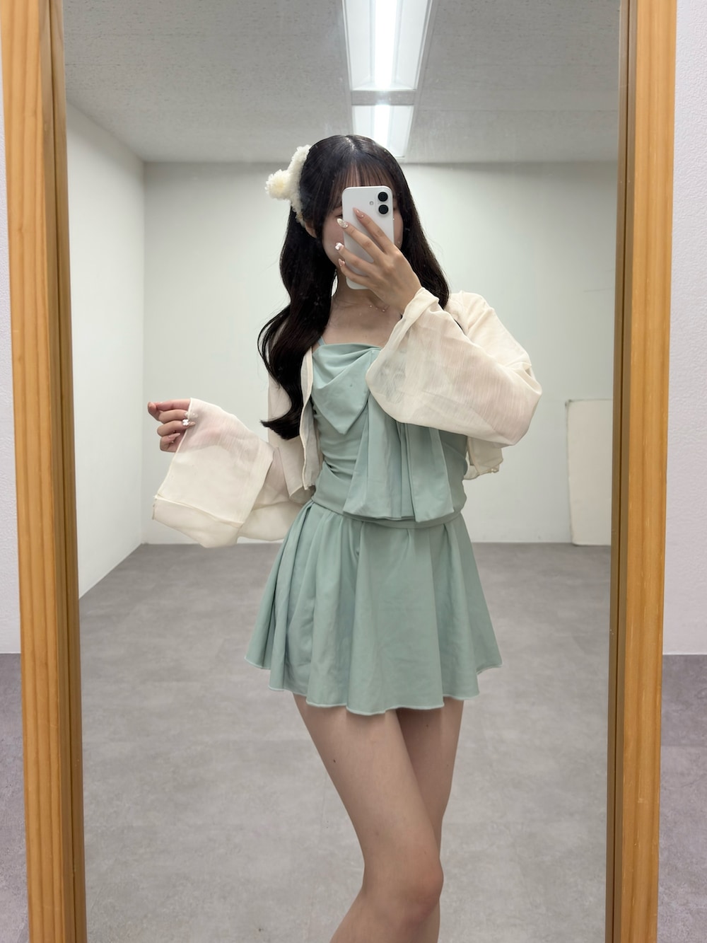 ホワイト系のサンダル、グリーン系の水着、ホワイト系のヘアピンを着用したレディースの春コーディネートの2枚目の写真