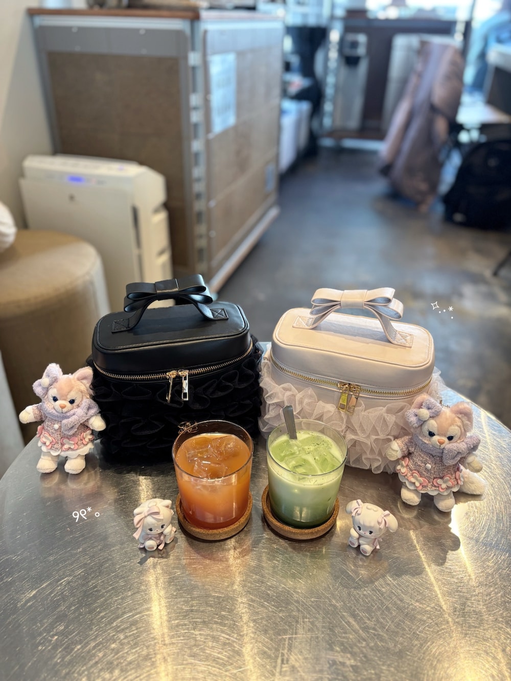 グレー系のニット/セーター、グレー系のスニーカー、ブラック系のショルダーバッグを着用したレディースの冬コーディネートの4枚目の写真