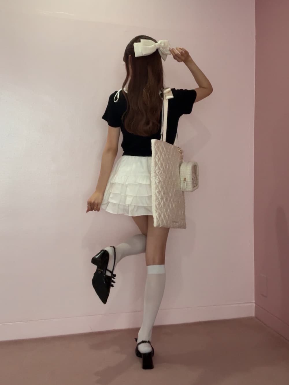 ブラック系のパンプス、ブラック系のTシャツ/カットソー、ホワイト系のトートバッグを着用したレディースの夏コーディネートの5枚目の写真