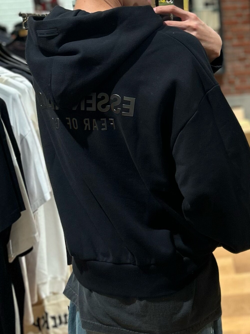 ブラック系のTシャツ/カットソー、ブラック系のその他アウター、ブラック系のパーカーを着用したメンズの秋コーディネートの3枚目の写真