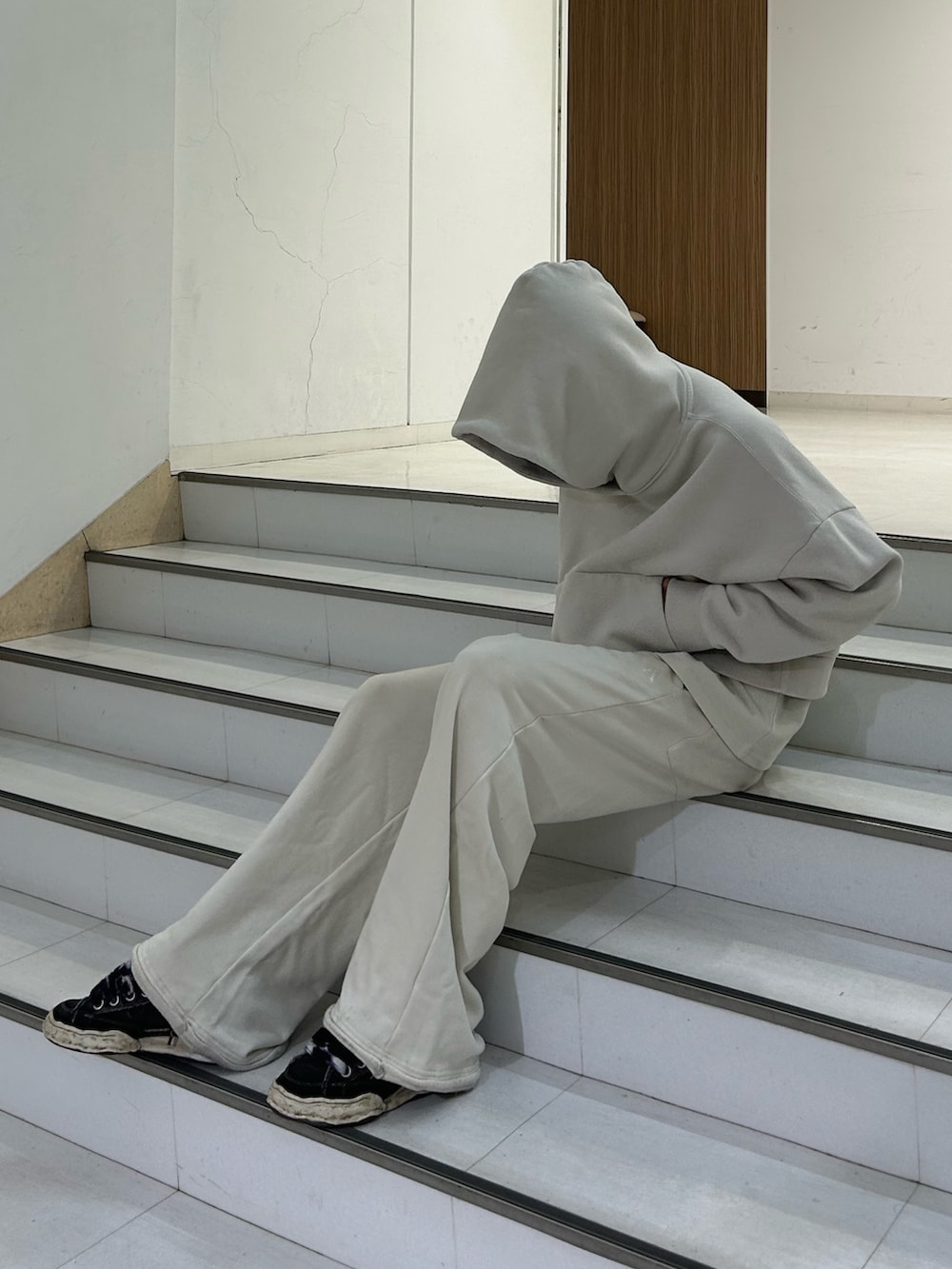 ホワイト系のパーカー、ホワイト系のTシャツ/カットソー、ホワイト系のスウェットパンツを着用したメンズの春コーディネートの2枚目の写真