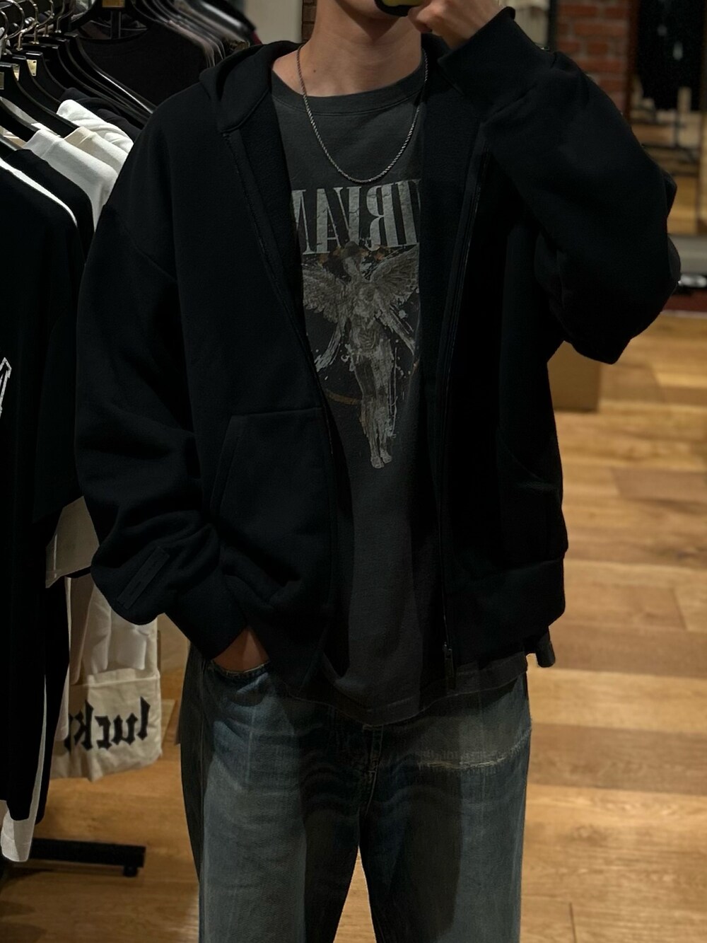 ブラック系のTシャツ/カットソー、ブラック系のその他アウター、ブラック系のパーカーを着用したメンズの秋コーディネートの2枚目の写真