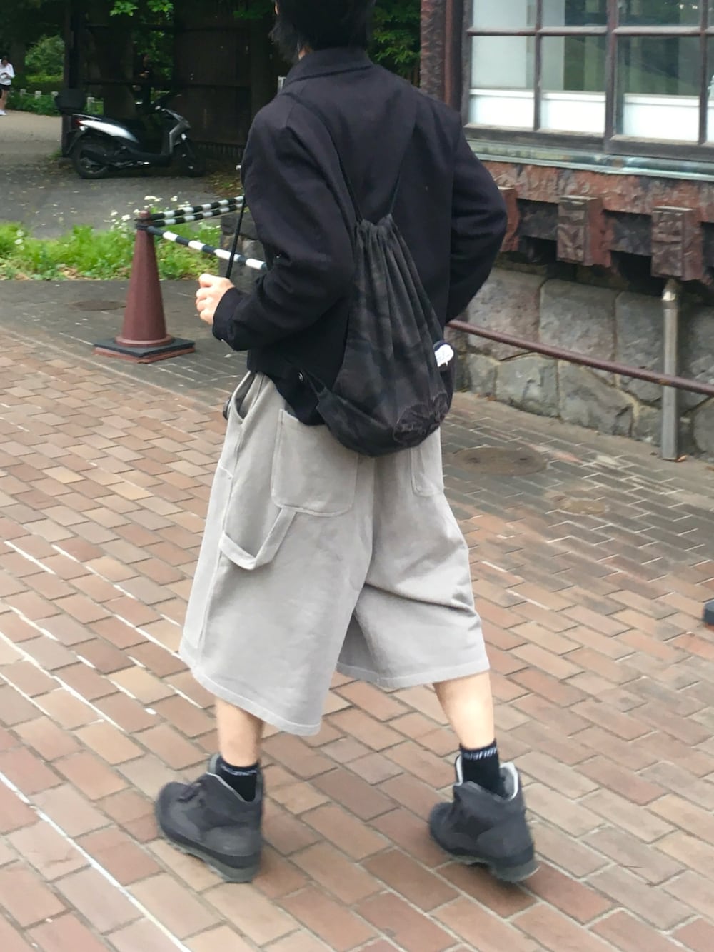 「WEARタイアップ、カジュアルコーデ、ハーフパンツ、夏コーデ、チェックシャツ、半袖シャツ、ショーツ、ブラックコーデ、韓国ファッション」｜「TimberlandのWHITE MOUNTAINEERING x Timberland EURO HIKER（ブーツ、グレー系）」を使った、Yuichi さん（メンズ・179cm）の春コーディネートの5枚目の写真