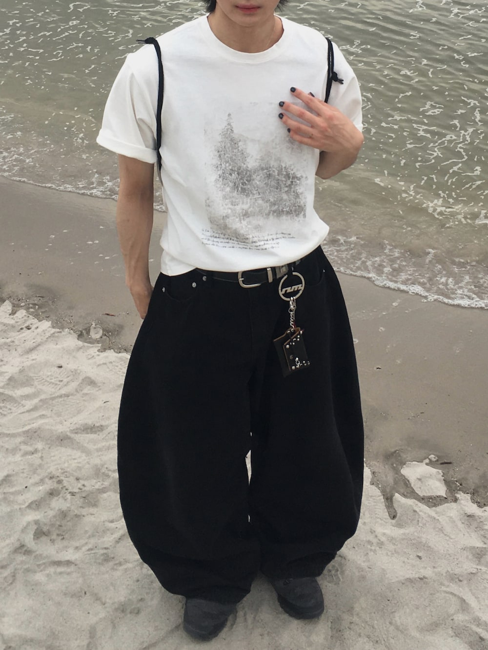 ホワイト系のTシャツ/カットソーを着用したメンズの春コーディネートの5枚目の写真