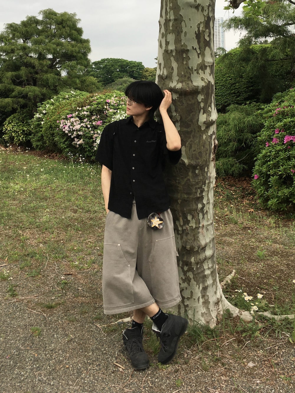 「WEARタイアップ、カジュアルコーデ、ハーフパンツ、夏コーデ、チェックシャツ、半袖シャツ、ショーツ、ブラックコーデ、韓国ファッション」｜「TimberlandのWHITE MOUNTAINEERING x Timberland EURO HIKER（ブーツ、グレー系）」を使った、Yuichi さん（メンズ・179cm）の春コーディネートの2枚目の写真