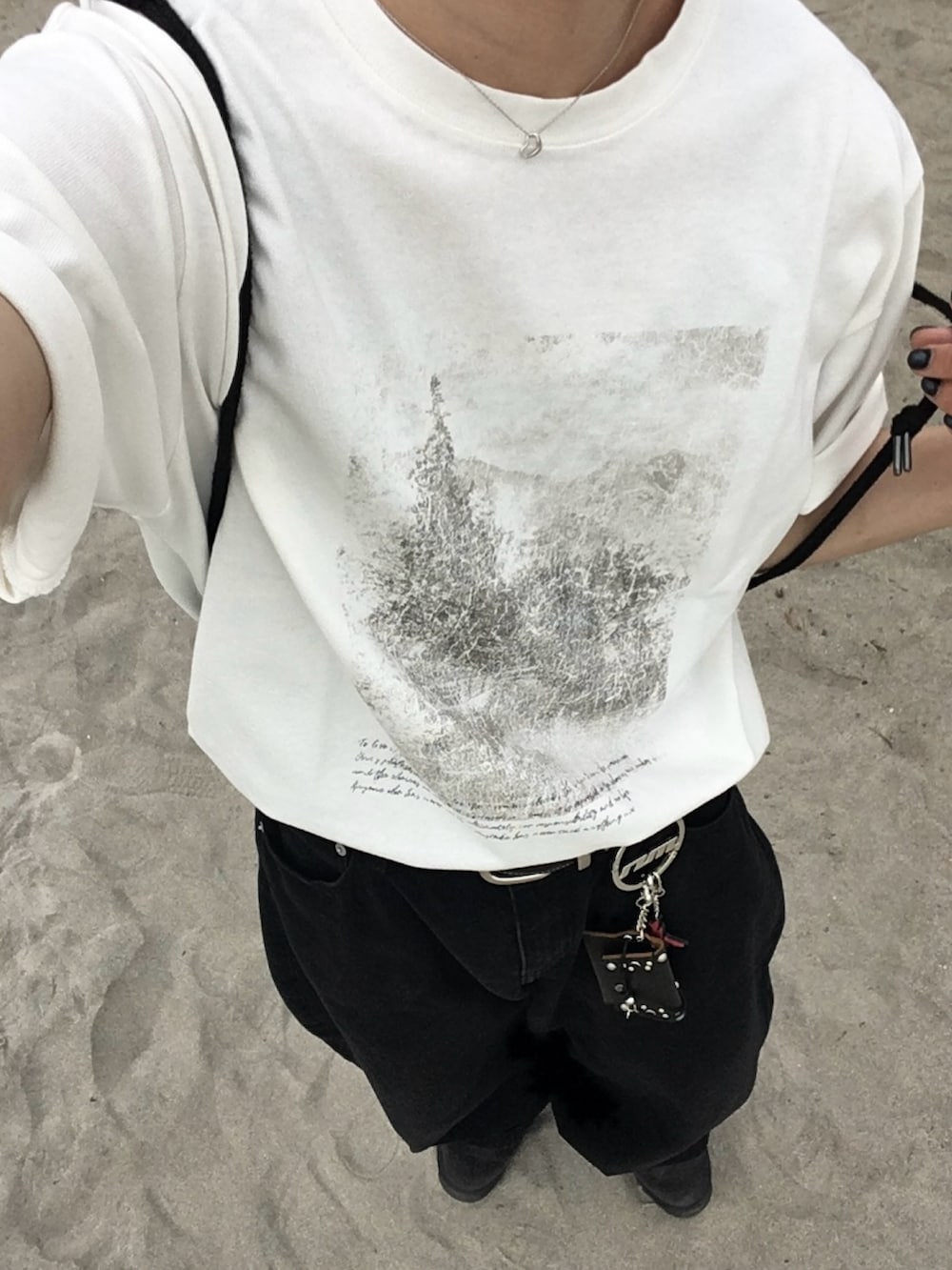 ホワイト系のTシャツ/カットソーを着用したメンズの春コーディネートの2枚目の写真