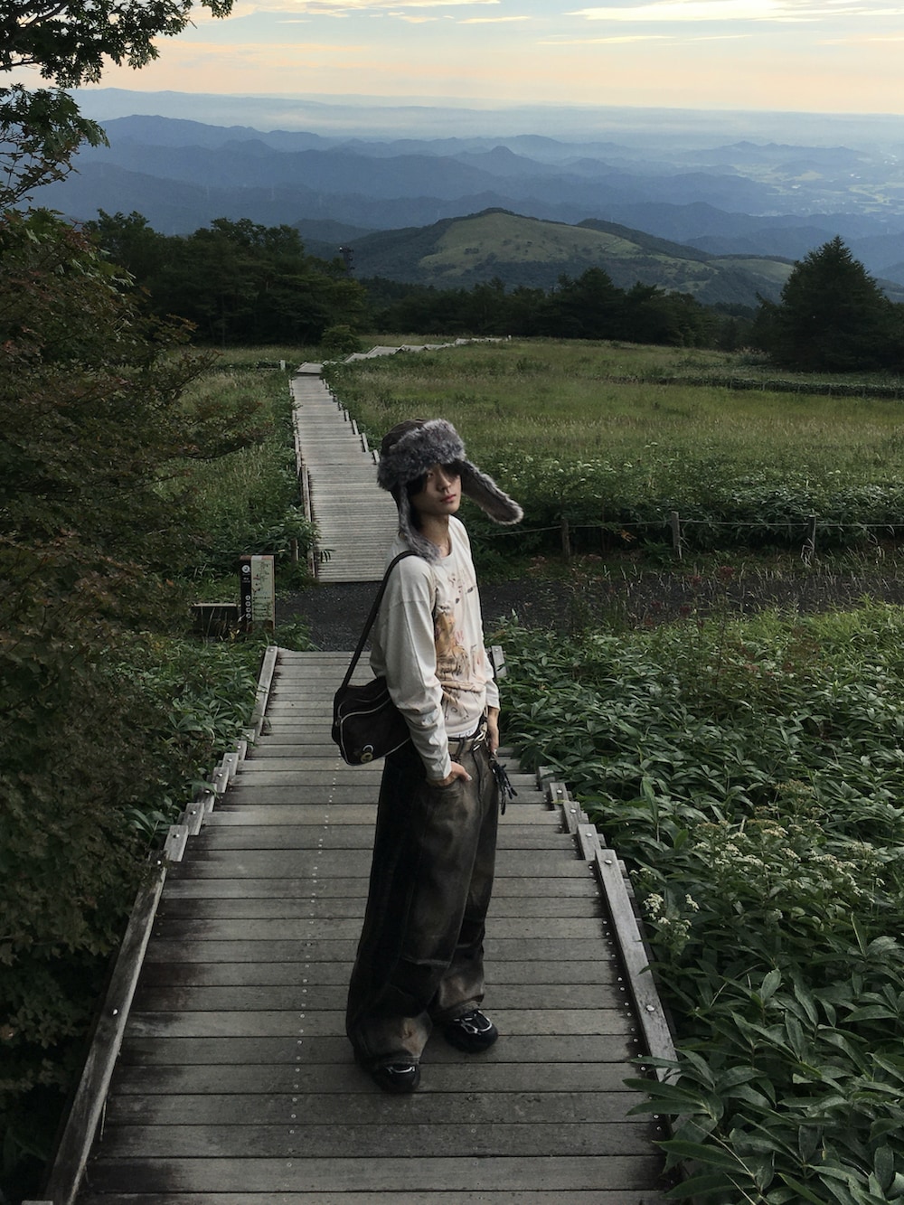 ブラウン系のキャップを着用したメンズの秋コーディネートの2枚目の写真