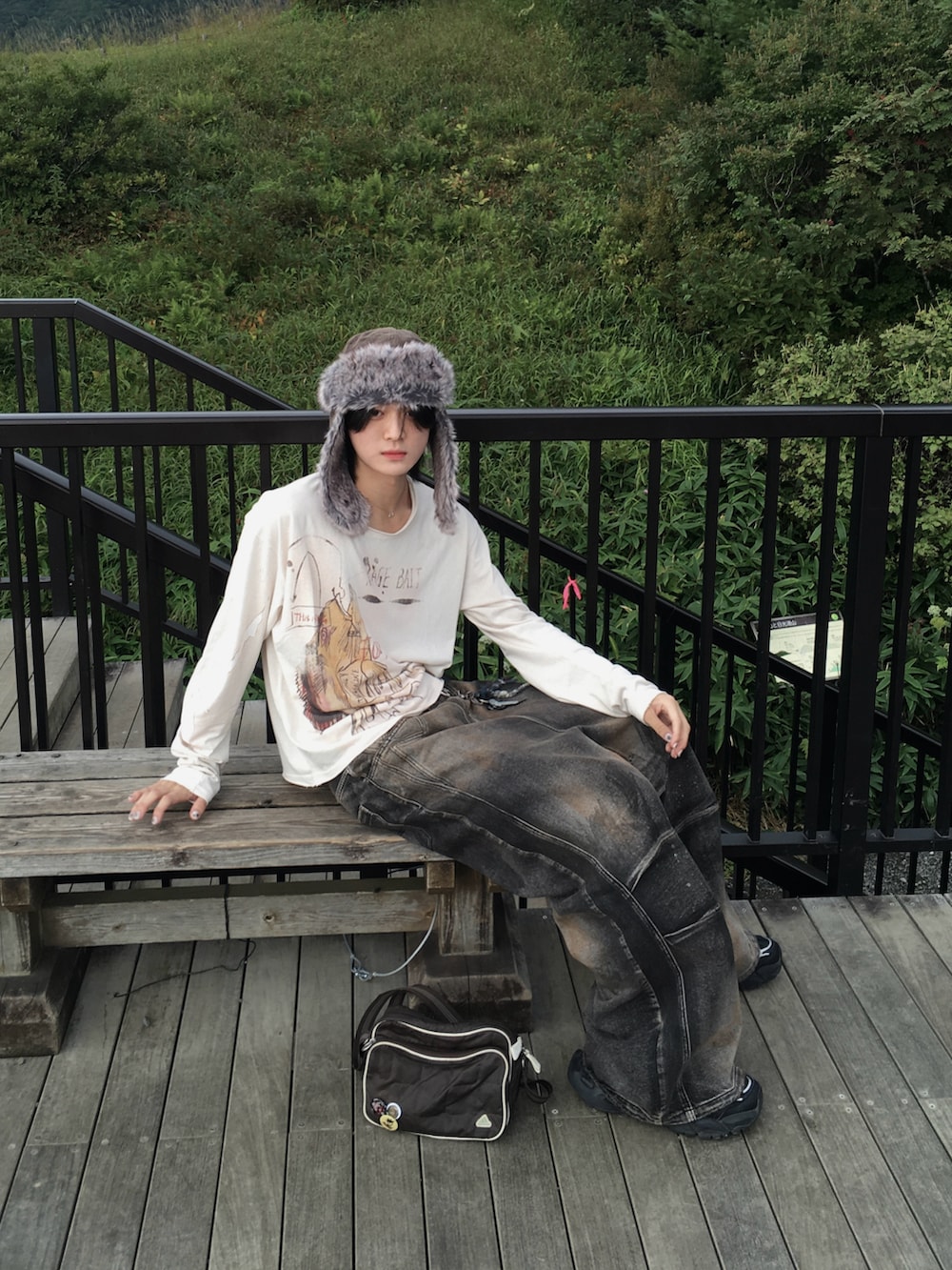 ブラウン系のキャップを着用したメンズの秋コーディネートの3枚目の写真