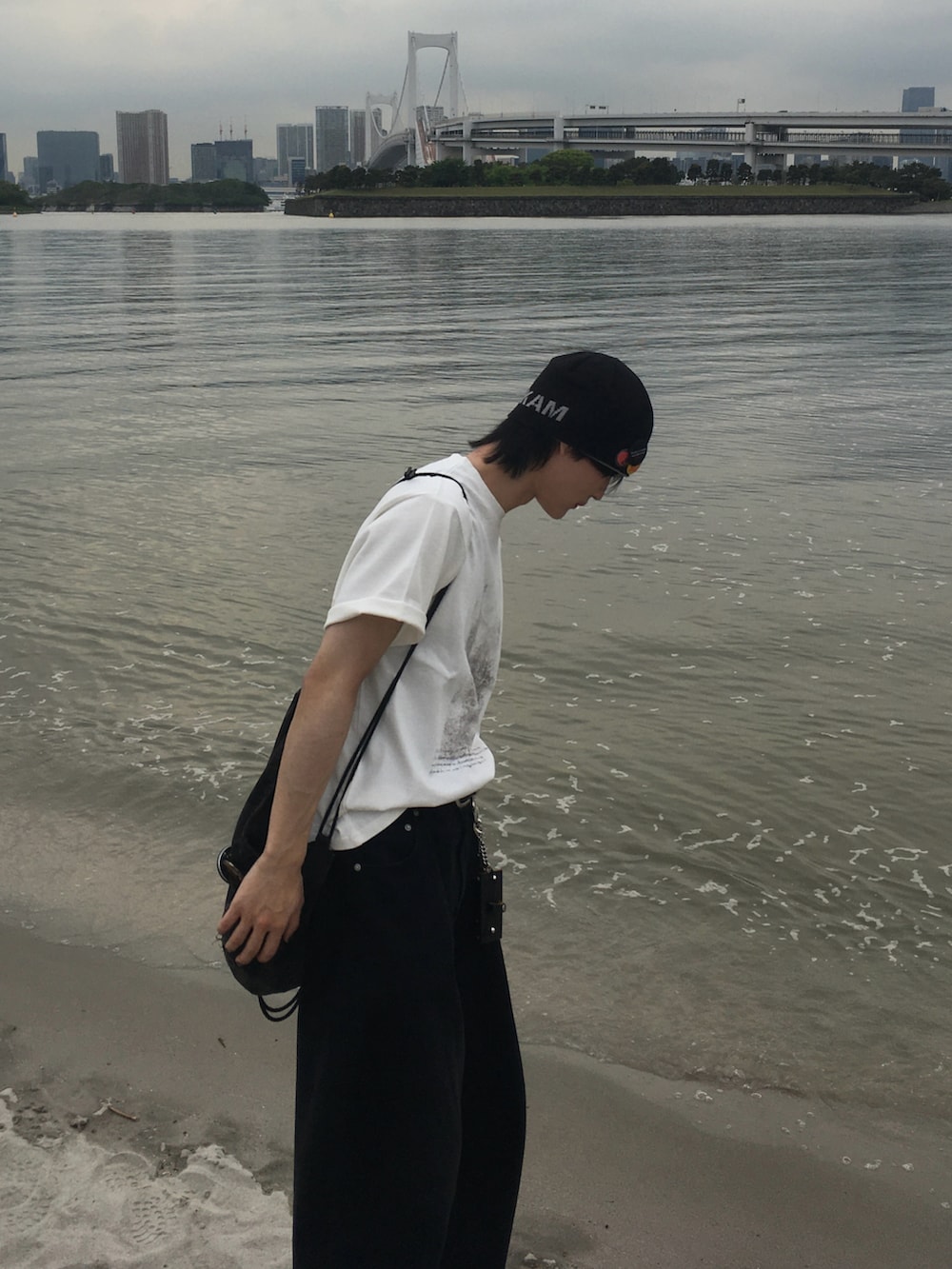 ホワイト系のTシャツ/カットソーを着用したメンズの春コーディネートの4枚目の写真