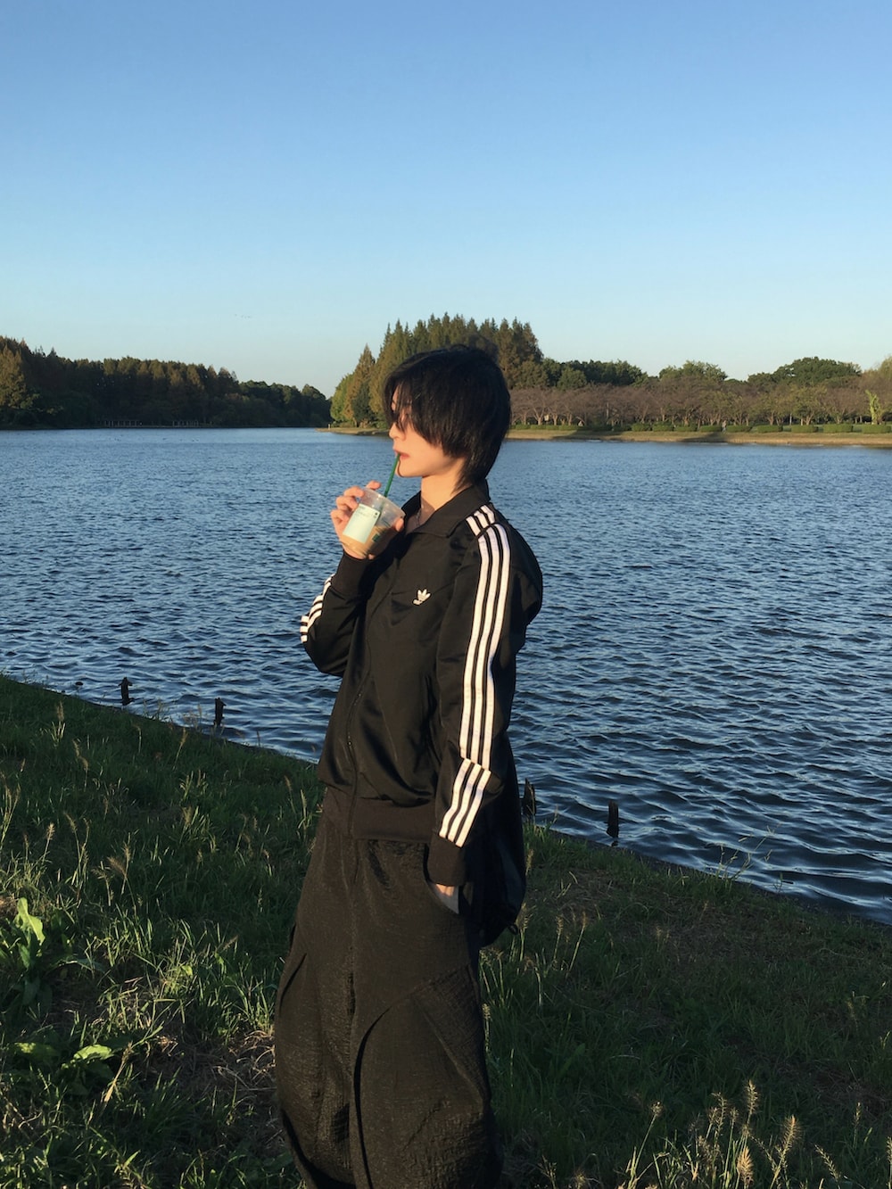 ブラック系のジャージを着用したメンズの秋コーディネートの2枚目の写真