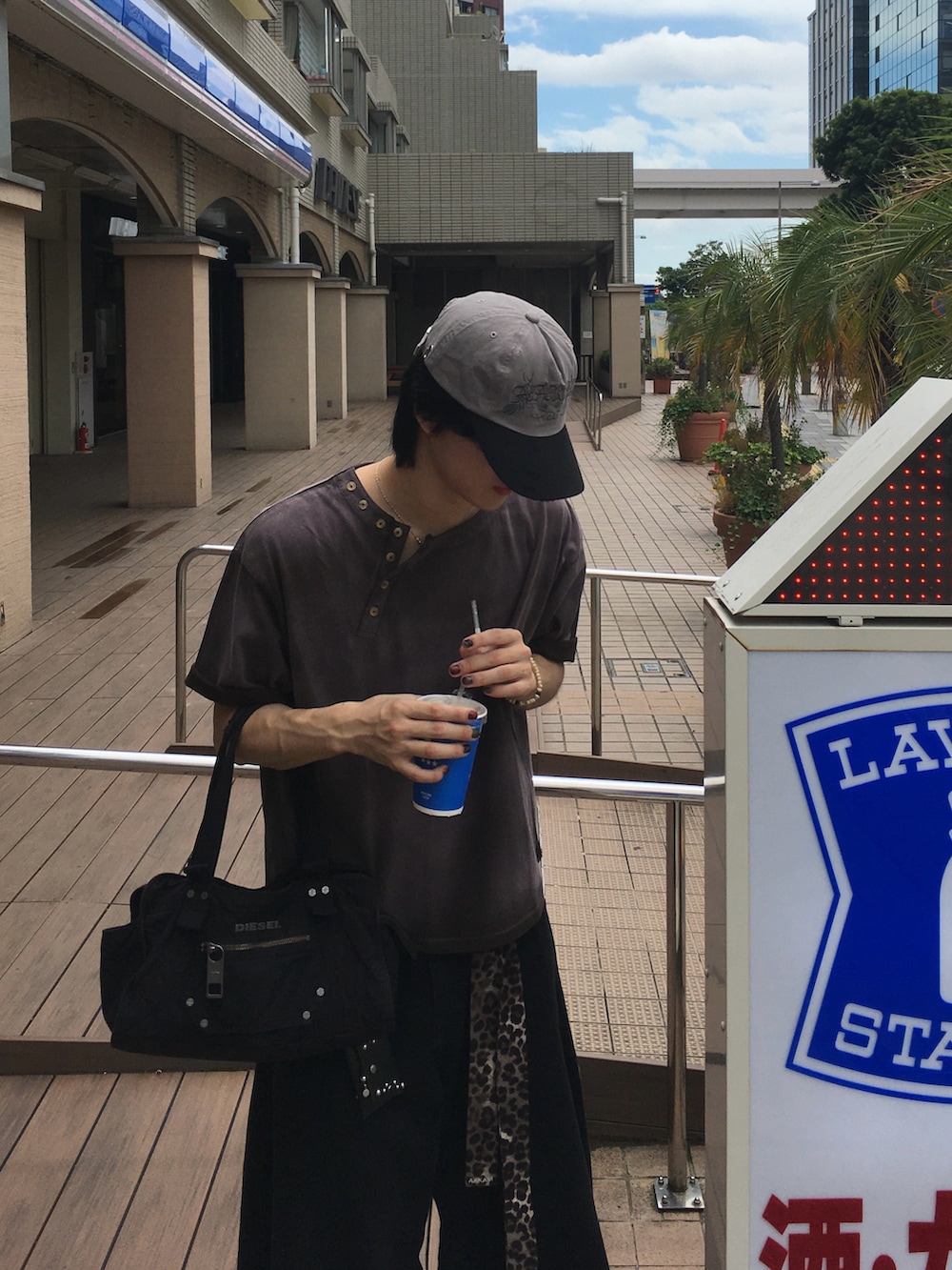 ブラウン系のTシャツ/カットソー、ブラック系のサンダルを着用したメンズの夏コーディネートの4枚目の写真