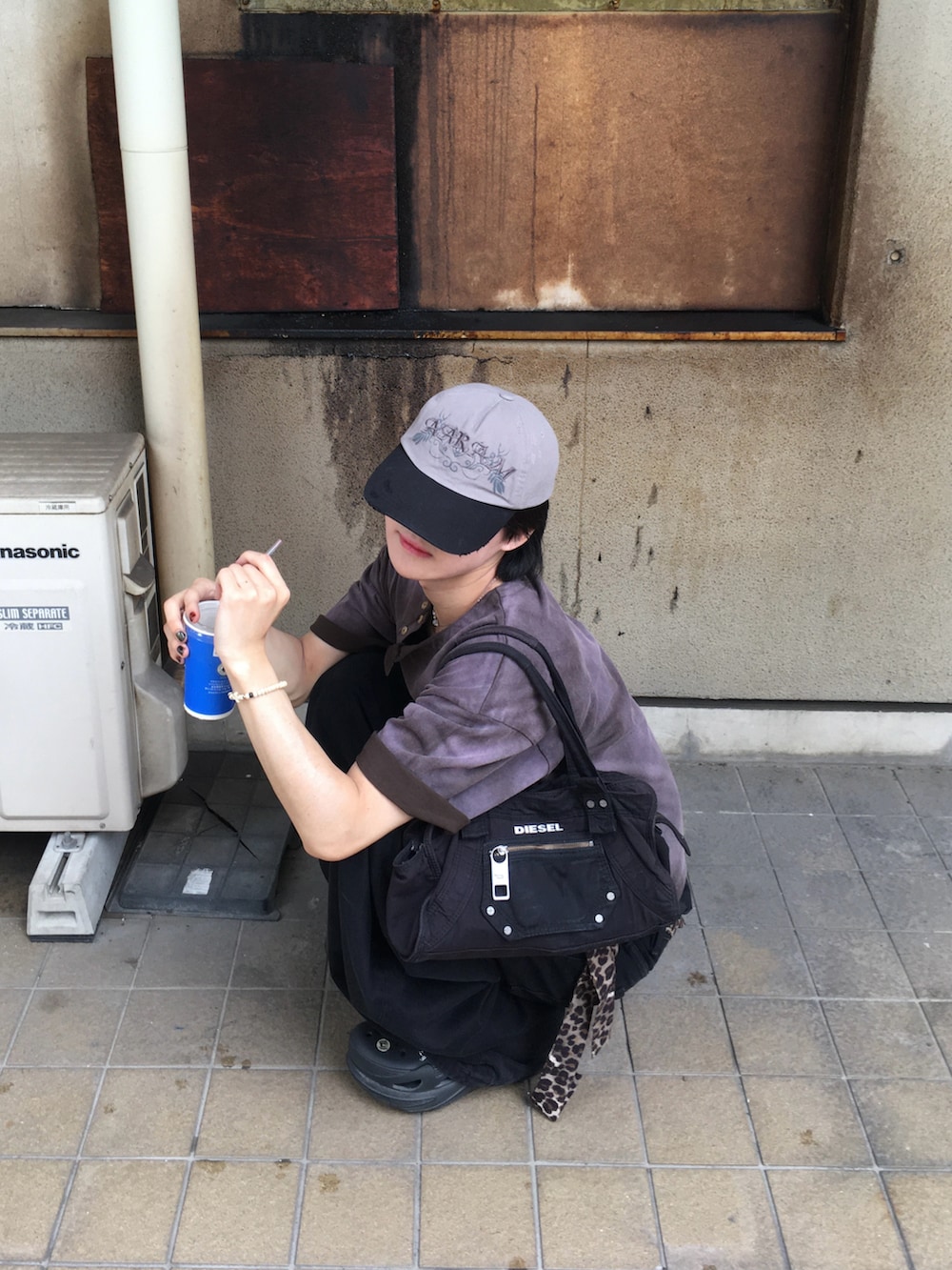 ブラウン系のTシャツ/カットソー、ブラック系のサンダルを着用したメンズの夏コーディネートの2枚目の写真