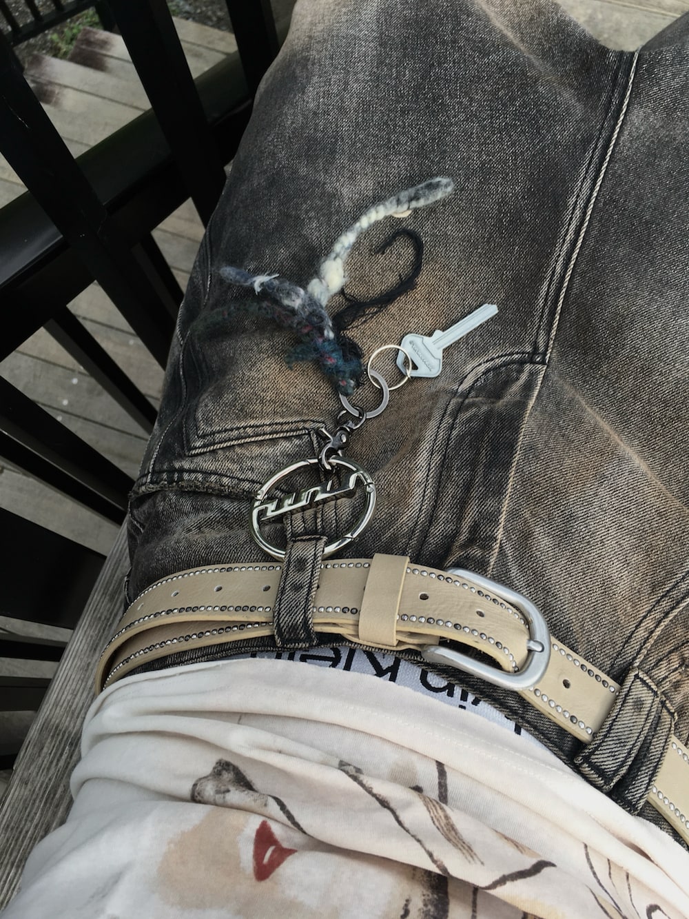 ブラウン系のキャップを着用したメンズの秋コーディネートの4枚目の写真