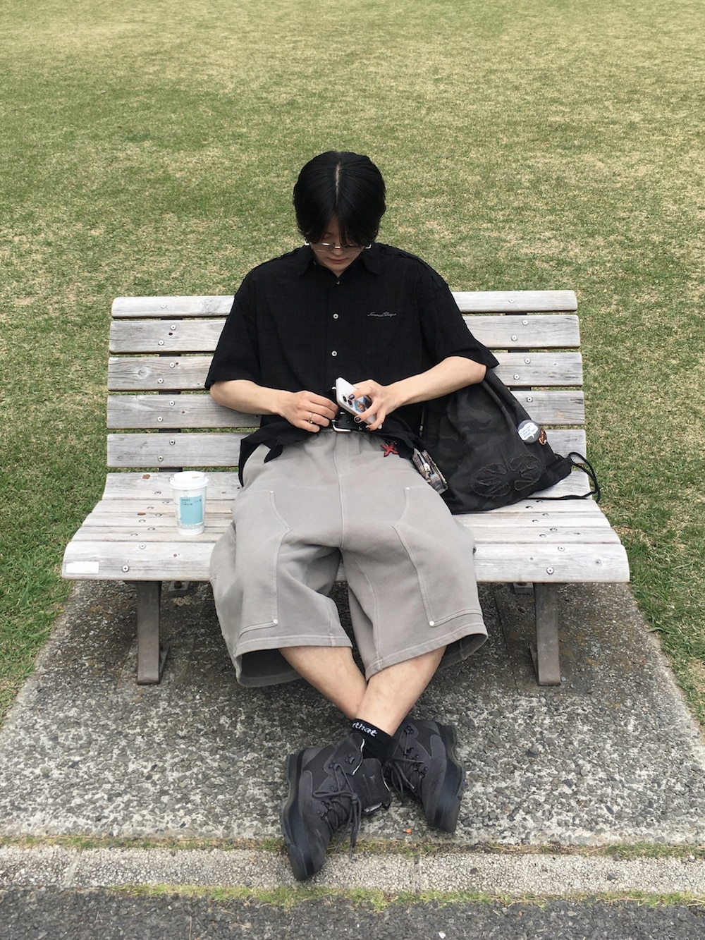 「WEARタイアップ、カジュアルコーデ、ハーフパンツ、夏コーデ、チェックシャツ、半袖シャツ、ショーツ、ブラックコーデ、韓国ファッション」｜「TimberlandのWHITE MOUNTAINEERING x Timberland EURO HIKER（ブーツ、グレー系）」を使った、Yuichi さん（メンズ・179cm）の春コーディネートの3枚目の写真