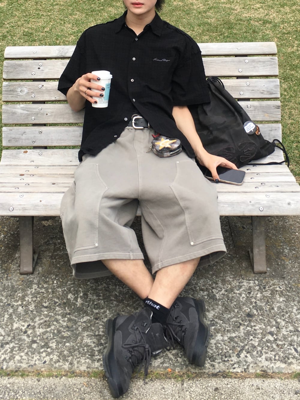 「WEARタイアップ、カジュアルコーデ、ハーフパンツ、夏コーデ、チェックシャツ、半袖シャツ、ショーツ、ブラックコーデ、韓国ファッション」｜「TimberlandのWHITE MOUNTAINEERING x Timberland EURO HIKER（ブーツ、グレー系）」を使った、Yuichi さん（メンズ・179cm）の春コーディネートの4枚目の写真