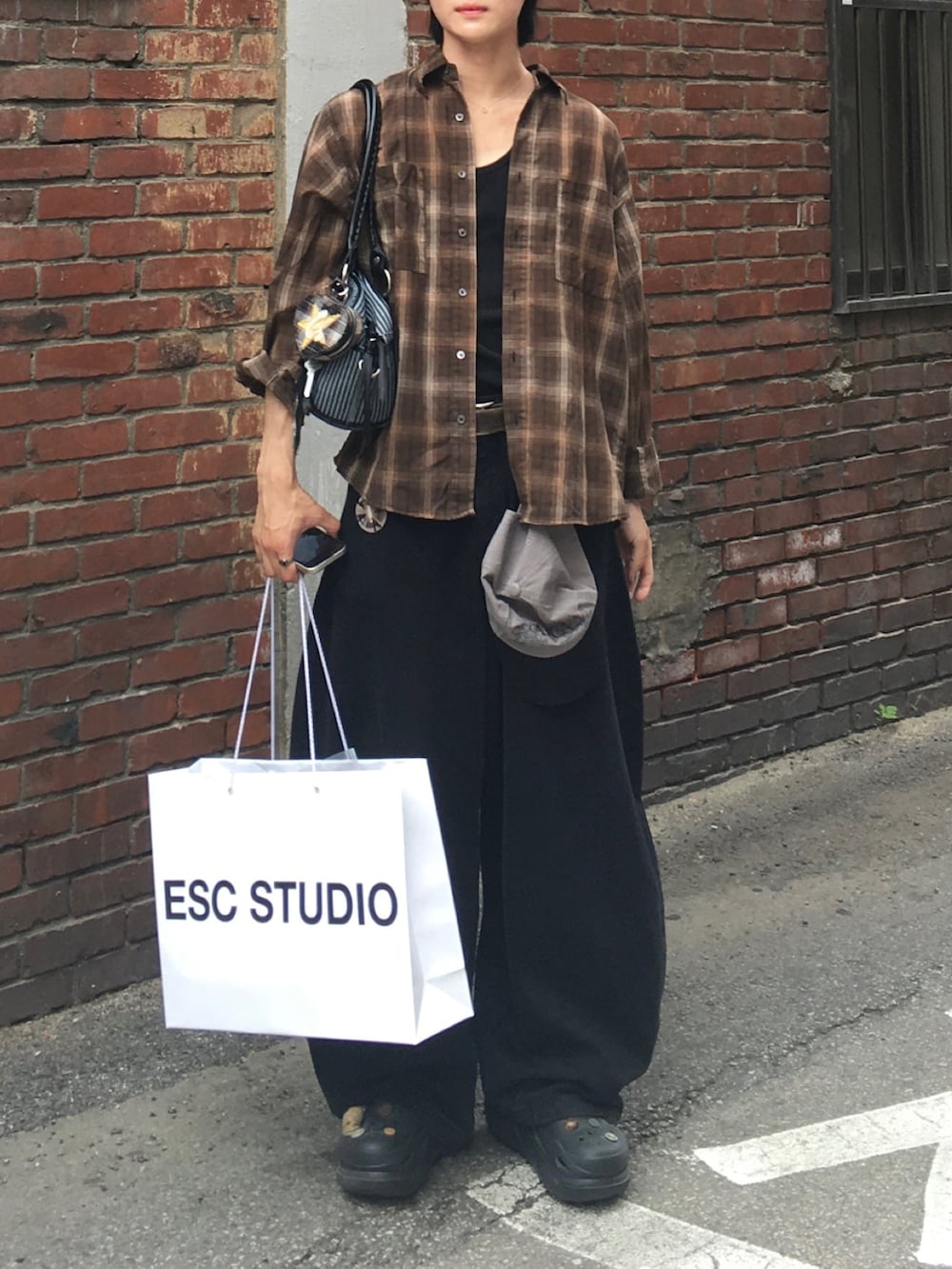 ブラウン系のシャツ/ブラウスを着用したメンズの夏コーディネートの2枚目の写真