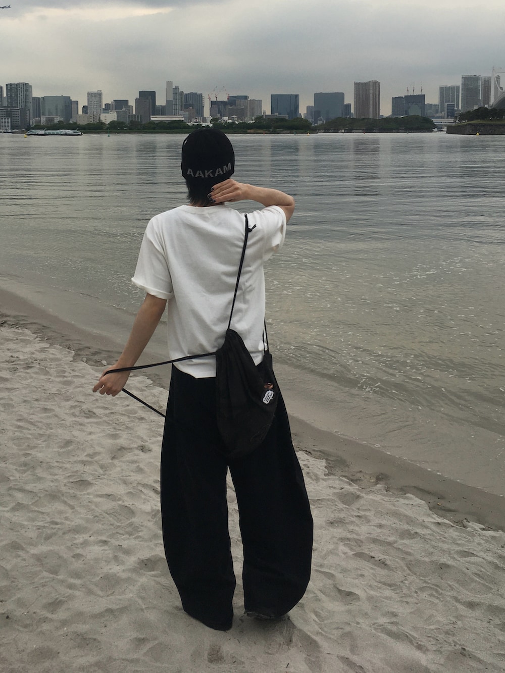 ホワイト系のTシャツ/カットソーを着用したメンズの春コーディネートの3枚目の写真