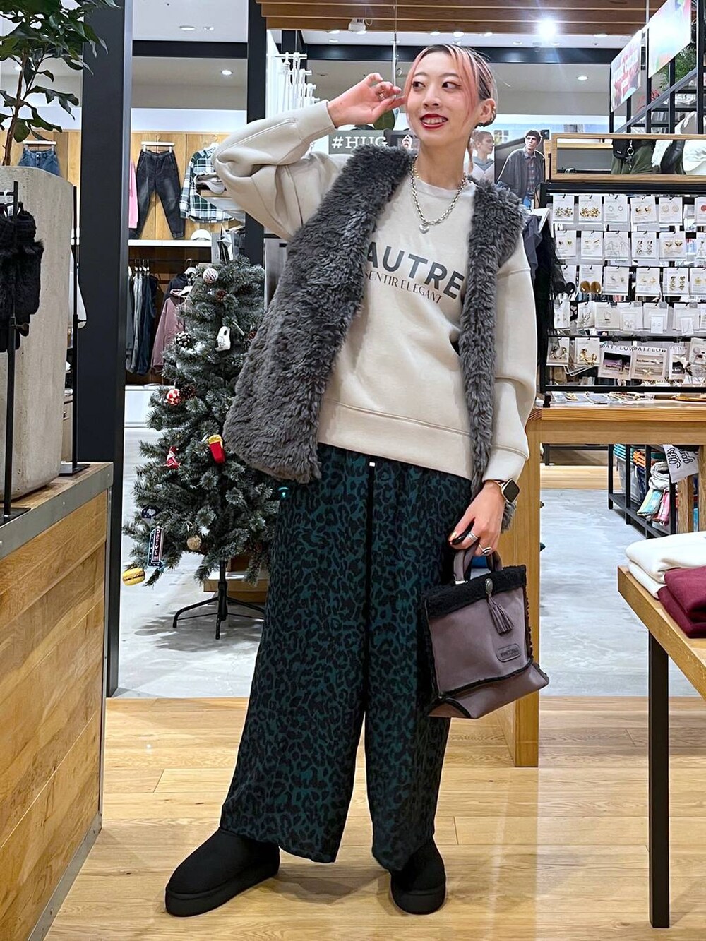「高身長、モード、個性派、テーマパーク、カジュアル、旅行、BAYFLOW、andSTトレンド、スウェット、アウター、andST秋コーデ、andST、ベスト、ワイドパンツ、ブーツ」｜「BAYFLOWのファーベスト（ベスト、グレー系）」を使った、TAMUさん（レディース・171cm）の秋コーディネートの8枚目の写真