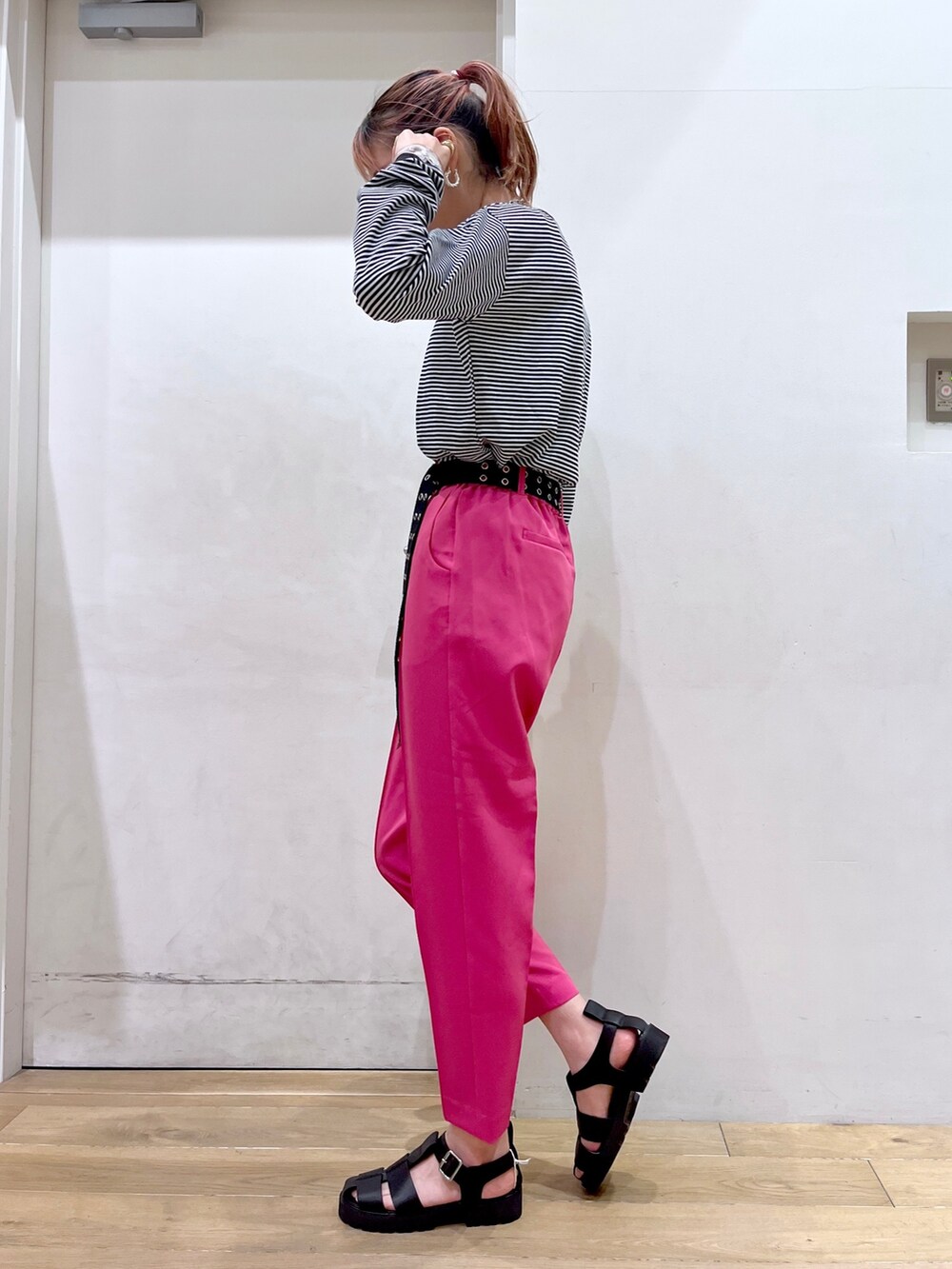 ブラック系のTシャツ/カットソー、イエロー系のその他パンツ、ベージュ系のバッグを着用したレディースの冬コーディネートの6枚目の写真