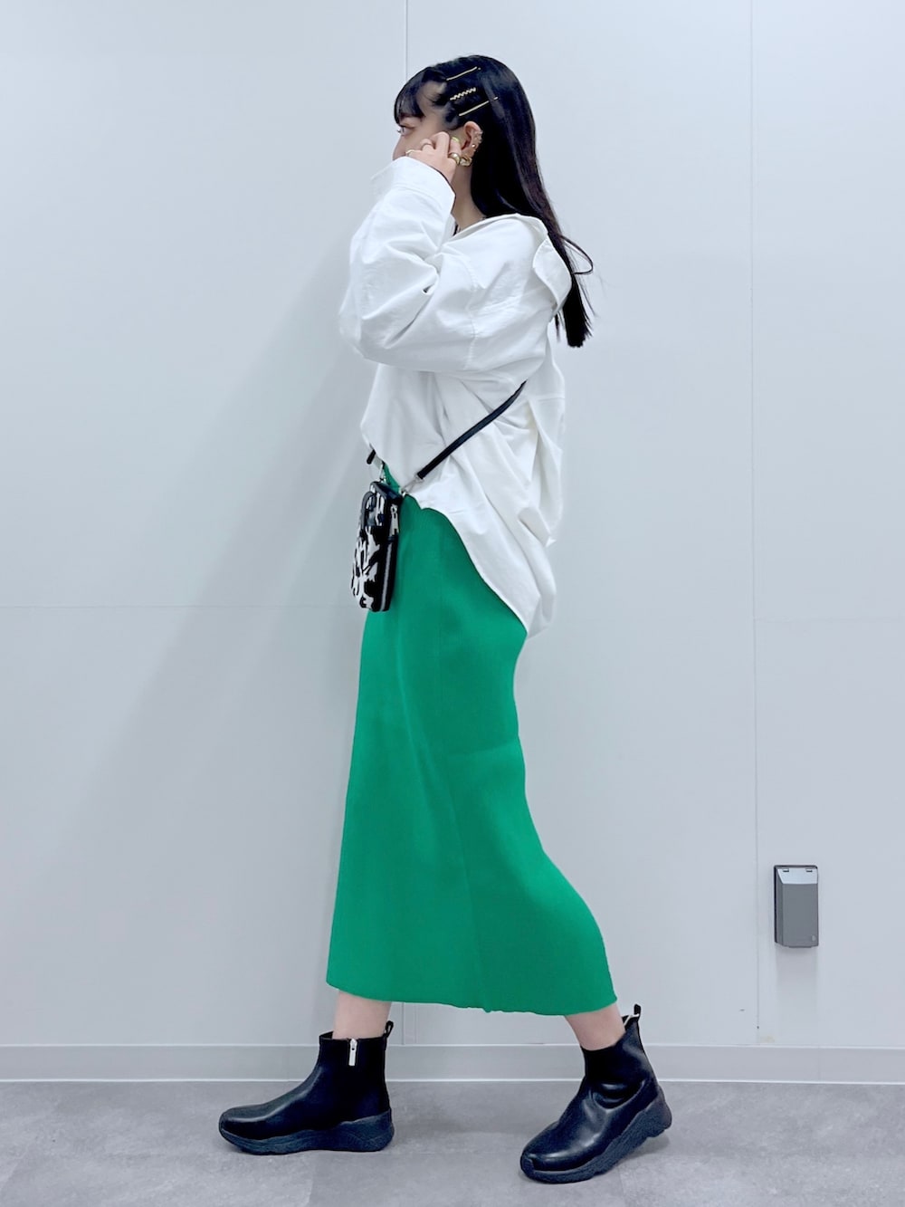「BAYFLOW(BAYFLOW)、ロンT、シャツスタイル、スカート、大人カジュアル、ショルダーバッグ、休日スタイル、ビッグシルエット、お出かけコーデ、休日コーデ」｜「BAYFLOWのグラフィックロンＴ（Tシャツ/カットソー、グレー系）」を使った、TAMUさん（レディース・171cm）の夏コーディネートの7枚目の写真