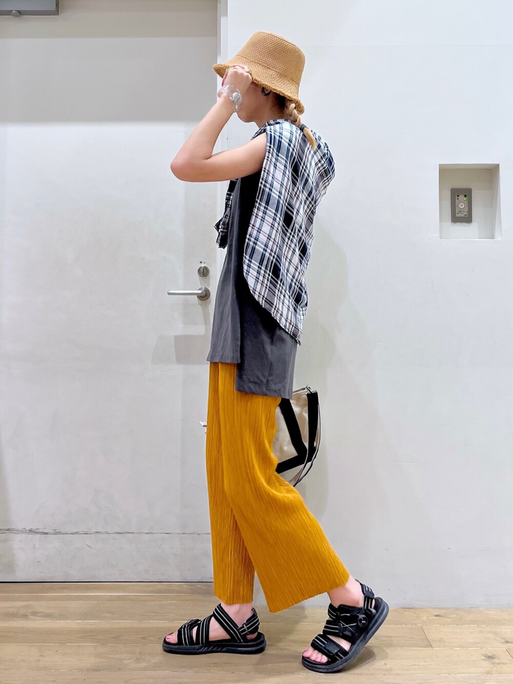 「BAYFLOW(BAYFLOW)、ハット、Tシャツ、ノースリーブ、チェックシャツ、チェック、トートバッグ、ショルダーバッグ、プリーツパンツ、サンダル、New Balance、春色、きれいめカジュアル、休日スタイル、ニューバランス」｜「BAYFLOWのフリンジザツザイハット（ハット、ベージュ系）」を使った、TAMUさん（レディース・171cm）の冬コーディネートの7枚目の写真