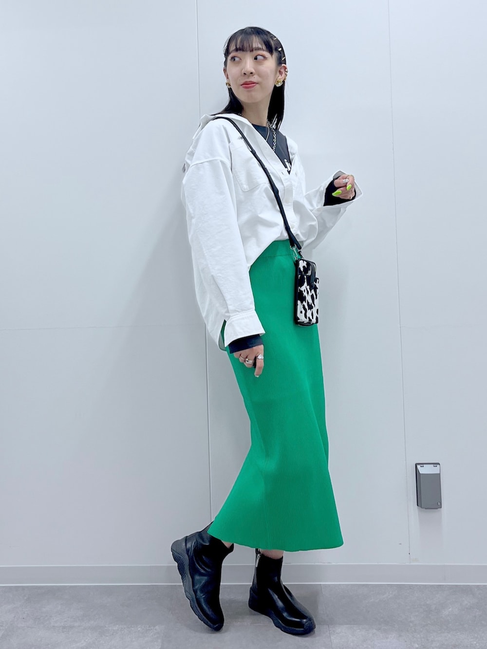 「BAYFLOW(BAYFLOW)、ロンT、シャツスタイル、スカート、大人カジュアル、ショルダーバッグ、休日スタイル、ビッグシルエット、お出かけコーデ、休日コーデ」｜「BAYFLOWのグラフィックロンＴ（Tシャツ/カットソー、グレー系）」を使った、TAMUさん（レディース・171cm）の夏コーディネートの3枚目の写真