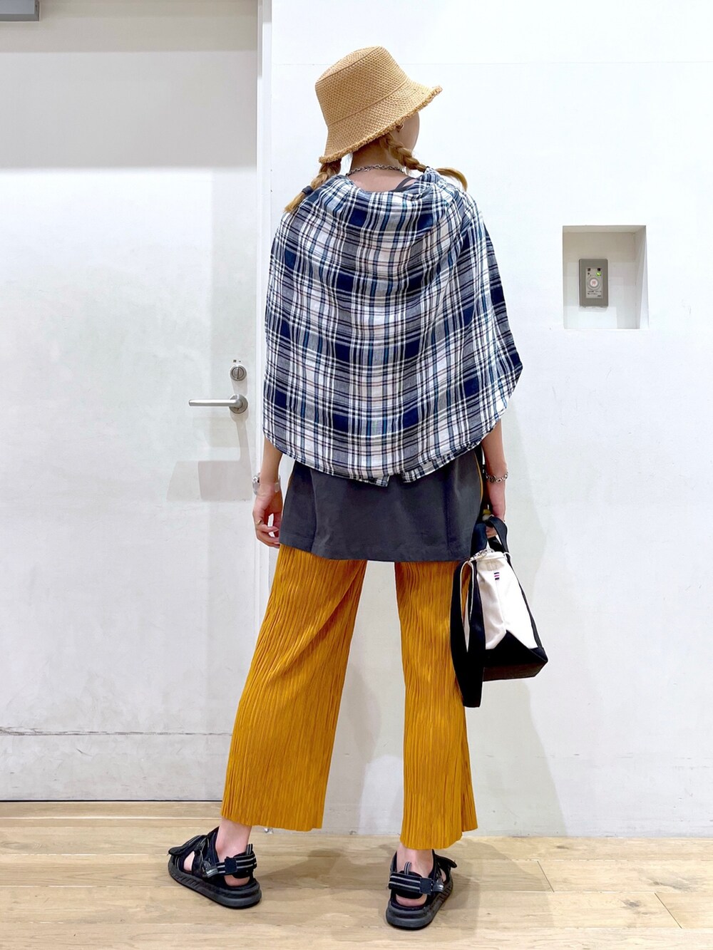 「BAYFLOW(BAYFLOW)、ハット、Tシャツ、ノースリーブ、チェックシャツ、チェック、トートバッグ、ショルダーバッグ、プリーツパンツ、サンダル、New Balance、春色、きれいめカジュアル、休日スタイル、ニューバランス」｜「BAYFLOWのフリンジザツザイハット（ハット、ベージュ系）」を使った、TAMUさん（レディース・171cm）の冬コーディネートの5枚目の写真