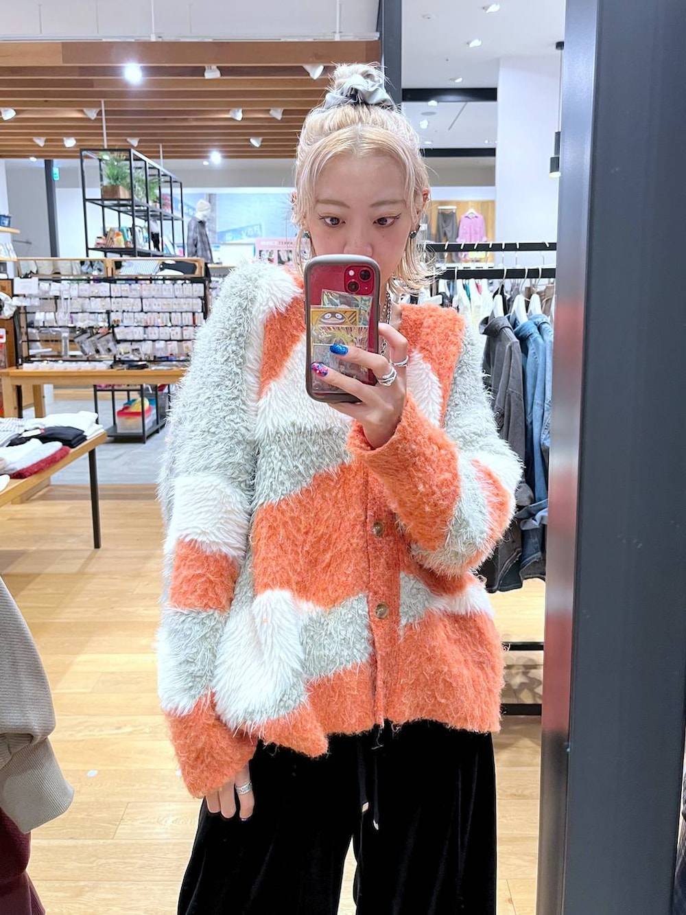 ブラック系のキャミソール、ブラック系のその他パンツ、オレンジ系のカーディガン/ボレロを着用したレディースの秋コーディネートの2枚目の写真