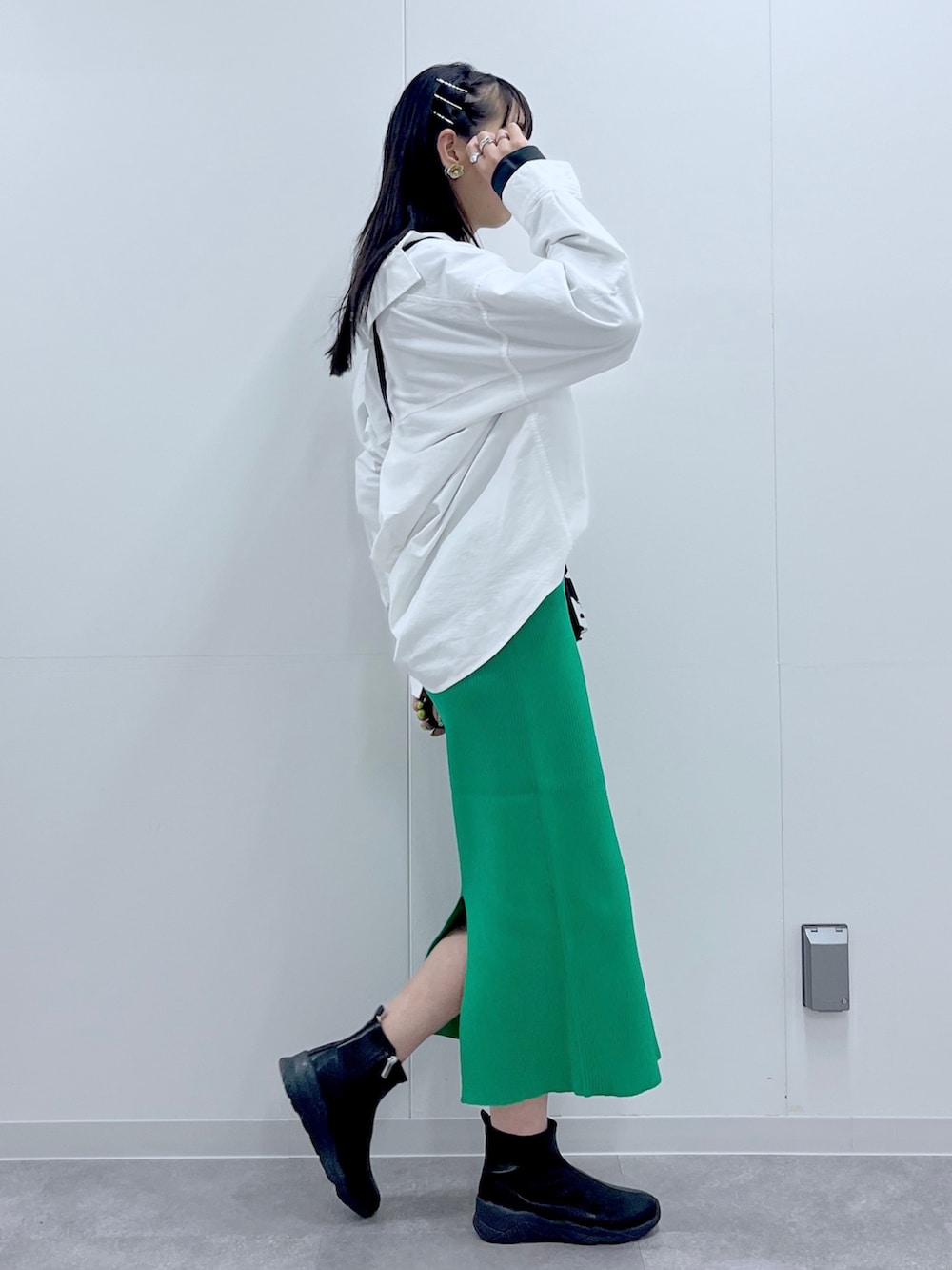 「BAYFLOW(BAYFLOW)、ロンT、シャツスタイル、スカート、大人カジュアル、ショルダーバッグ、休日スタイル、ビッグシルエット、お出かけコーデ、休日コーデ」｜「BAYFLOWのグラフィックロンＴ（Tシャツ/カットソー、グレー系）」を使った、TAMUさん（レディース・171cm）の夏コーディネートの4枚目の写真