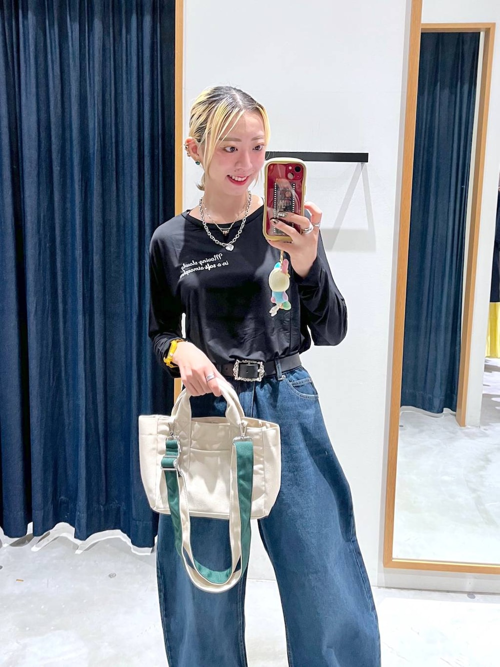 ブルー系のデニムパンツ、ブラック系のTシャツ/カットソー、シルバー系のベルトを着用したレディースの夏コーディネートの2枚目の写真