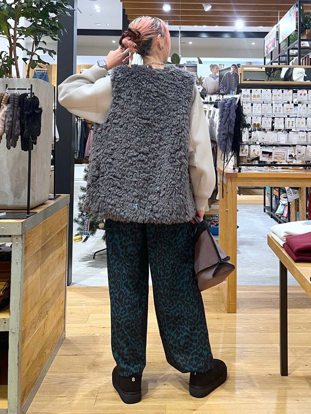 「高身長、モード、個性派、テーマパーク、カジュアル、旅行、BAYFLOW、andSTトレンド、スウェット、アウター、andST秋コーデ、andST、ベスト、ワイドパンツ、ブーツ」｜「BAYFLOWのファーベスト（ベスト、グレー系）」を使った、TAMUさん（レディース・171cm）の秋コーディネートの5枚目の写真