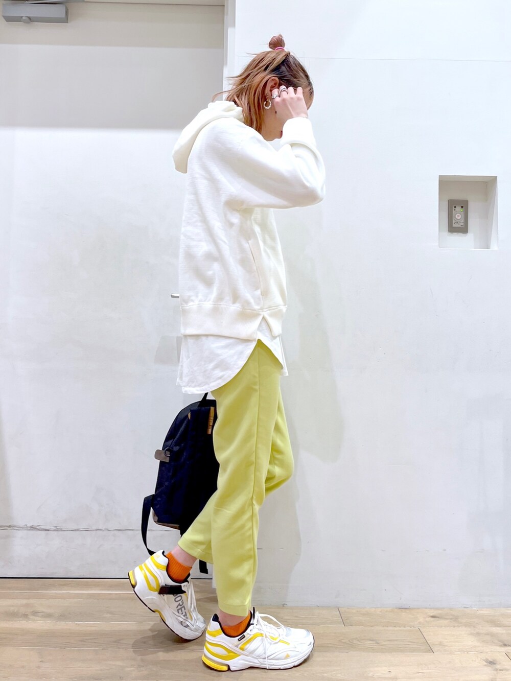 ホワイト系のパーカー、ホワイト系のTシャツ/カットソー、ホワイト系のスニーカーを着用したレディースの冬コーディネートの5枚目の写真