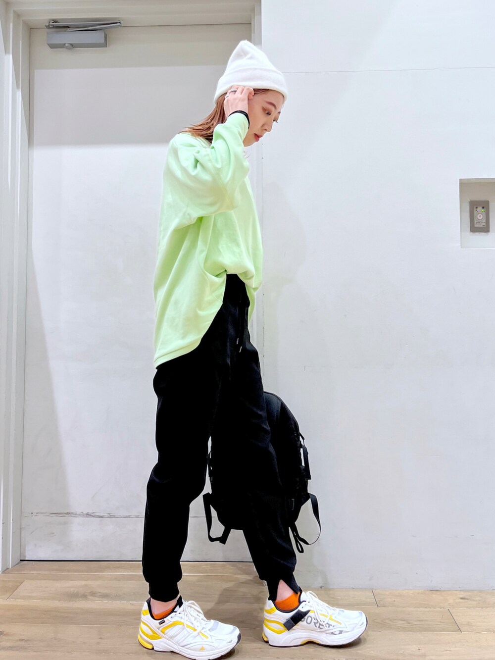 ブラック系のTシャツ/カットソー、グリーン系のTシャツ/カットソー、ブラック系のその他パンツを着用したレディースの冬コーディネートの5枚目の写真