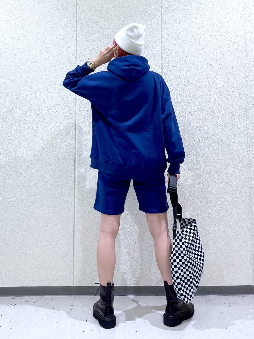 「PAGEBOY、ストリート、メンズライク、セットアップ、ニット帽、ブーツ、厚底シューズ、冬コーデ、休日スタイル、スウェットパンツ、ハーフパンツ、チェック柄に恋してる、シンプルコーデ、スクエアバッグ、マイベストコーデ2021」｜「PBLIMの【PAGEBOYLIM】ウラキモウカラーパーカー（パーカー、ブルー系）」を使った、TAMUさん（レディース・172cm）の冬コーディネートの4枚目の写真