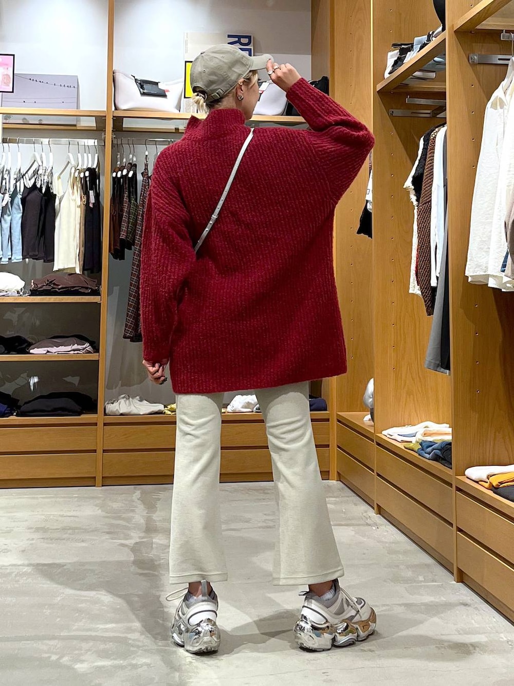 グレー系のその他パンツ、レッド系のチュニック、シルバー系の財布を着用したレディースの秋コーディネートの6枚目の写真