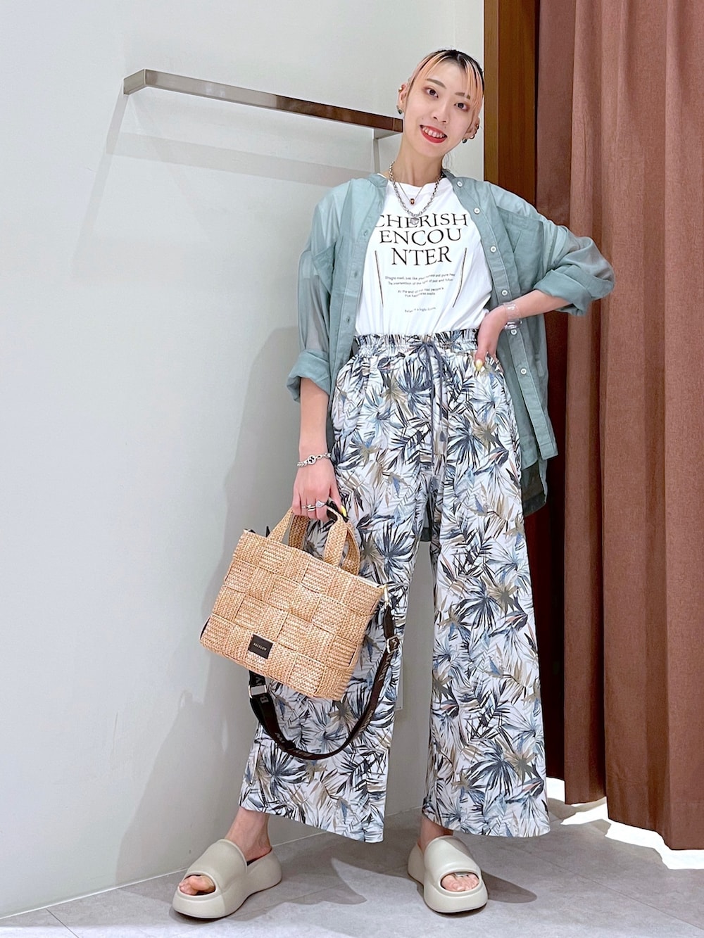 ホワイト系のTシャツ/カットソー、グリーン系のシャツ/ブラウス、グリーン系のその他パンツを着用したレディースの夏コーディネートの2枚目の写真