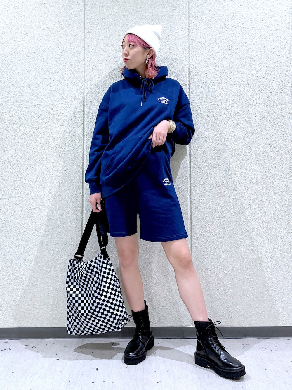 「PAGEBOY、ストリート、メンズライク、セットアップ、ニット帽、ブーツ、厚底シューズ、冬コーデ、休日スタイル、スウェットパンツ、ハーフパンツ、チェック柄に恋してる、シンプルコーデ、スクエアバッグ、マイベストコーデ2021」｜「PBLIMの【PAGEBOYLIM】ウラキモウカラーパーカー（パーカー、ブルー系）」を使った、TAMUさん（レディース・172cm）の冬コーディネートの2枚目の写真