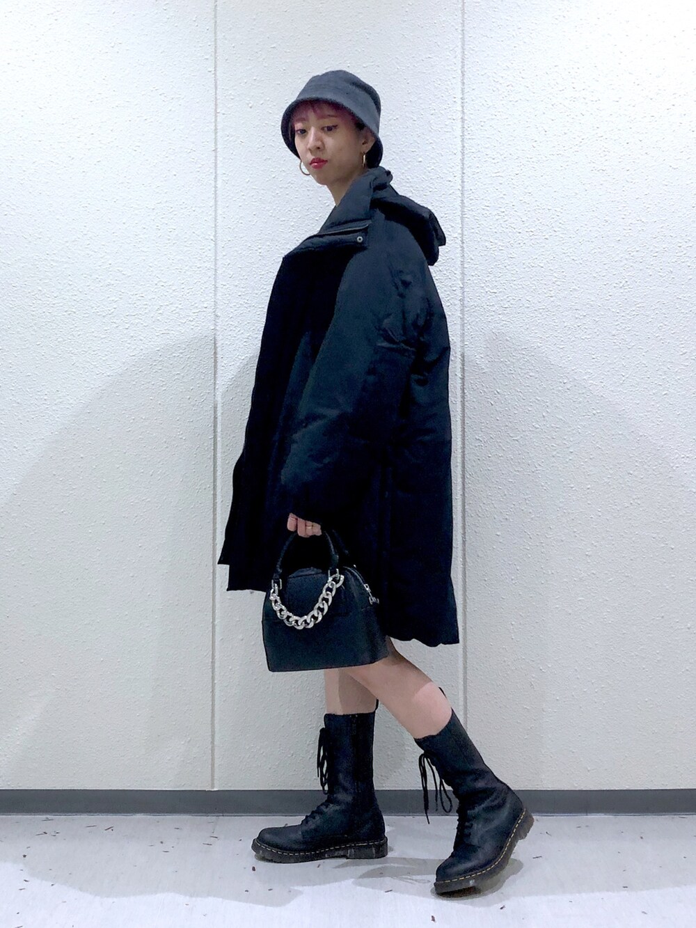 ブラック系のTシャツ/カットソー、ブラック系のブルゾン、ピンク系のその他パンツを着用したレディースの秋コーディネートの2枚目の写真