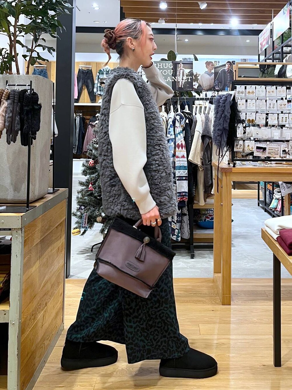 「高身長、モード、個性派、テーマパーク、カジュアル、旅行、BAYFLOW、andSTトレンド、スウェット、アウター、andST秋コーデ、andST、ベスト、ワイドパンツ、ブーツ」｜「BAYFLOWのファーベスト（ベスト、グレー系）」を使った、TAMUさん（レディース・171cm）の秋コーディネートの4枚目の写真