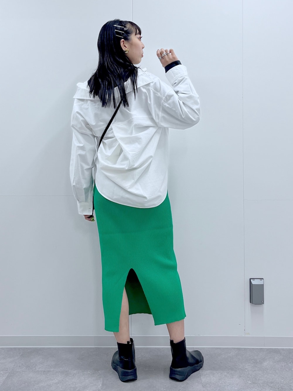 「BAYFLOW(BAYFLOW)、ロンT、シャツスタイル、スカート、大人カジュアル、ショルダーバッグ、休日スタイル、ビッグシルエット、お出かけコーデ、休日コーデ」｜「BAYFLOWのグラフィックロンＴ（Tシャツ/カットソー、グレー系）」を使った、TAMUさん（レディース・171cm）の夏コーディネートの5枚目の写真