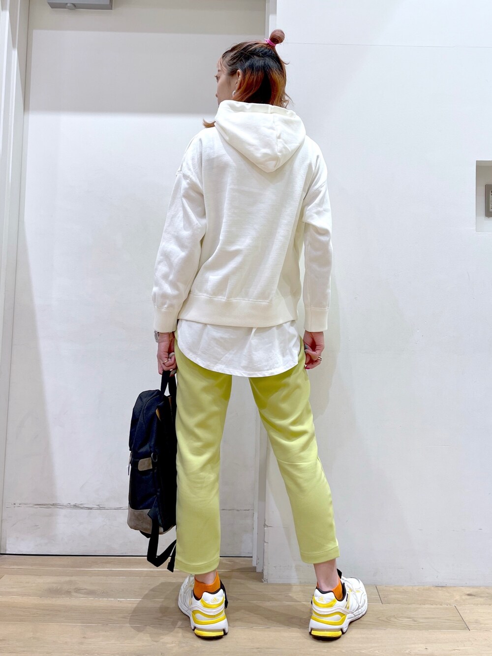 ホワイト系のパーカー、ホワイト系のTシャツ/カットソー、ホワイト系のスニーカーを着用したレディースの冬コーディネートの6枚目の写真