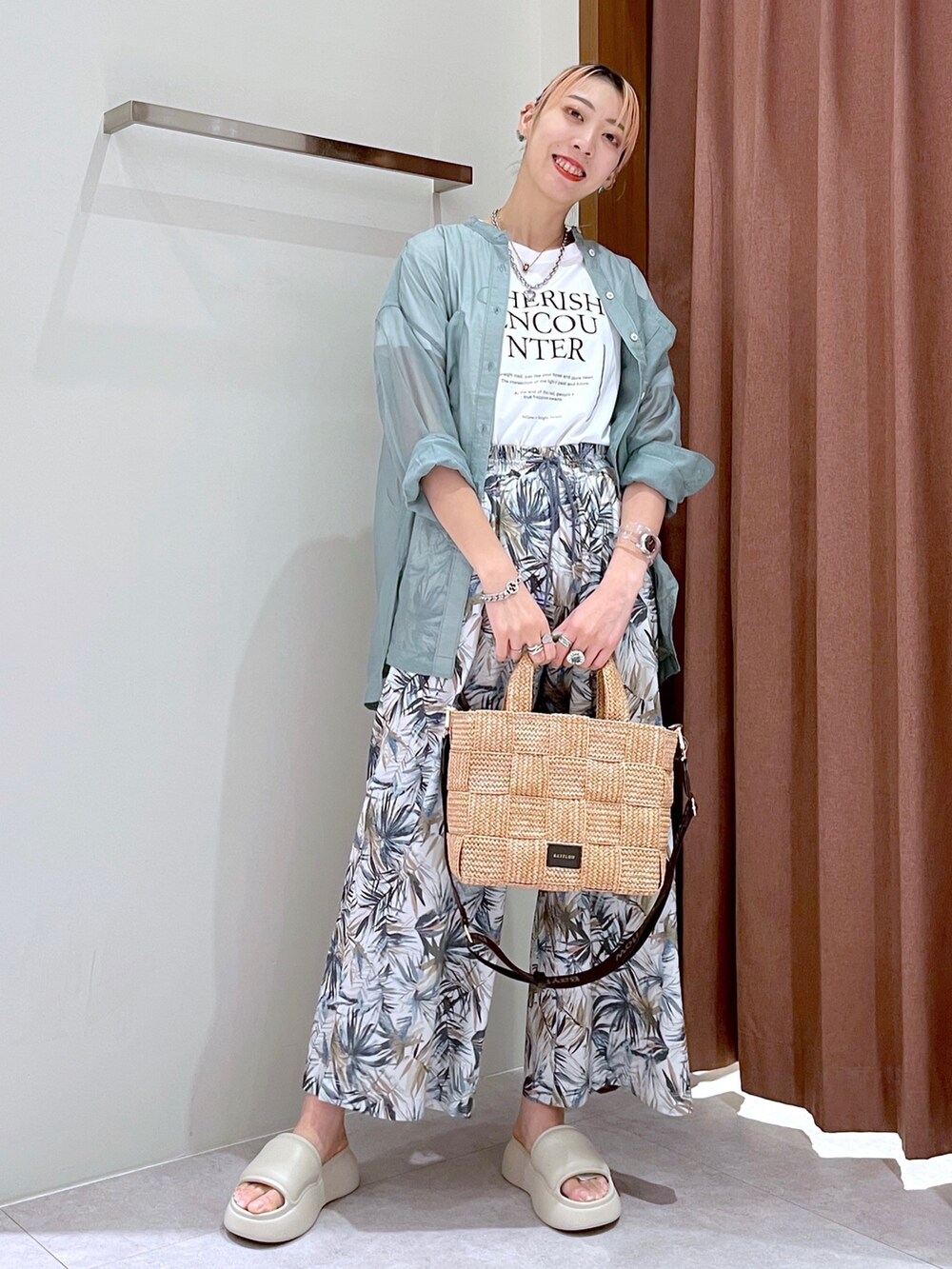 ホワイト系のTシャツ/カットソー、グリーン系のシャツ/ブラウス、グリーン系のその他パンツを着用したレディースの夏コーディネートの8枚目の写真