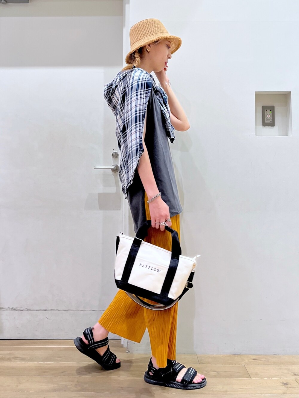 「BAYFLOW(BAYFLOW)、ハット、Tシャツ、ノースリーブ、チェックシャツ、チェック、トートバッグ、ショルダーバッグ、プリーツパンツ、サンダル、New Balance、春色、きれいめカジュアル、休日スタイル、ニューバランス」｜「BAYFLOWのフリンジザツザイハット（ハット、ベージュ系）」を使った、TAMUさん（レディース・171cm）の冬コーディネートの4枚目の写真