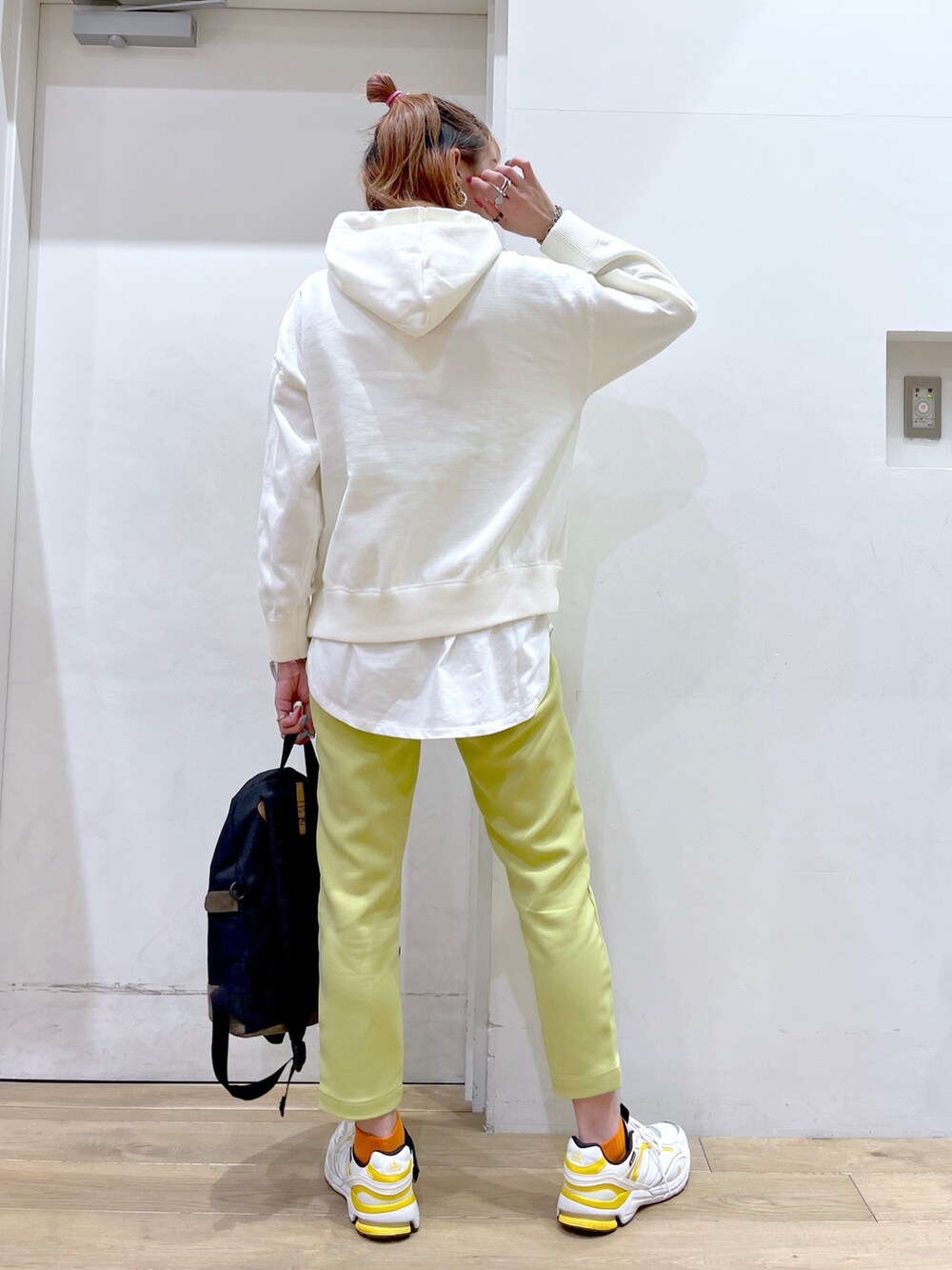 ホワイト系のパーカー、ホワイト系のTシャツ/カットソー、ホワイト系のスニーカーを着用したレディースの冬コーディネートの4枚目の写真