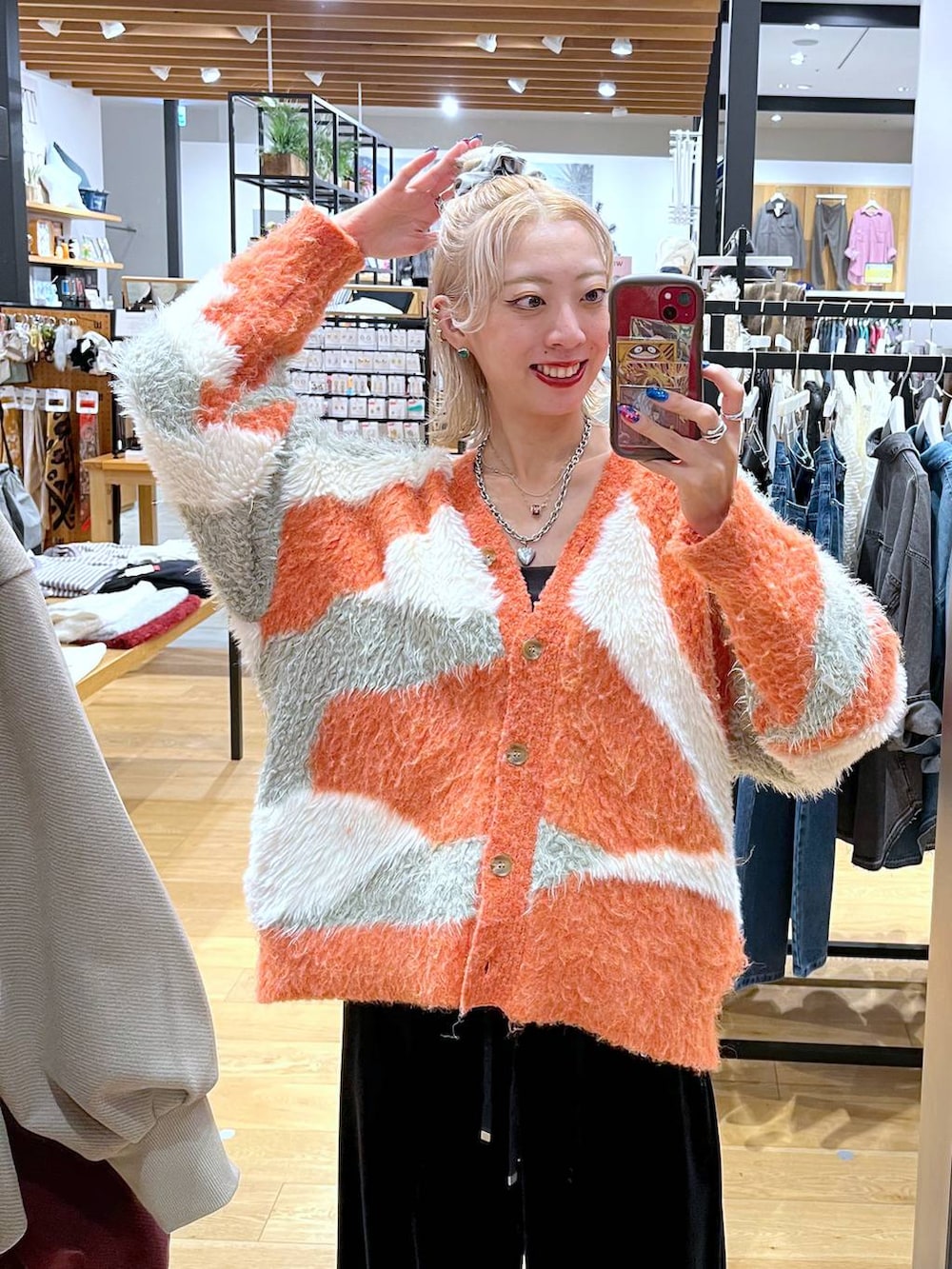 ブラック系のキャミソール、ブラック系のその他パンツ、オレンジ系のカーディガン/ボレロを着用したレディースの秋コーディネートの3枚目の写真