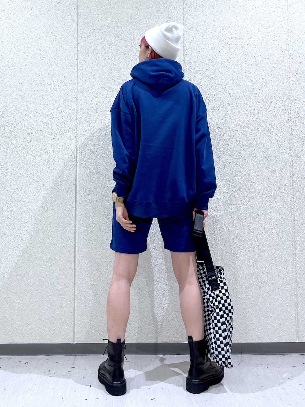「PAGEBOY、ストリート、メンズライク、セットアップ、ニット帽、ブーツ、厚底シューズ、冬コーデ、休日スタイル、スウェットパンツ、ハーフパンツ、チェック柄に恋してる、シンプルコーデ、スクエアバッグ、マイベストコーデ2021」｜「PBLIMの【PAGEBOYLIM】ウラキモウカラーパーカー（パーカー、ブルー系）」を使った、TAMUさん（レディース・172cm）の冬コーディネートの5枚目の写真