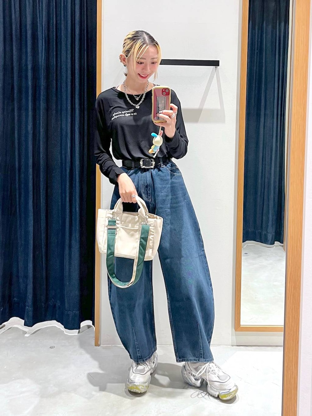 ブルー系のデニムパンツ、ブラック系のTシャツ/カットソー、シルバー系のベルトを着用したレディースの夏コーディネートの5枚目の写真