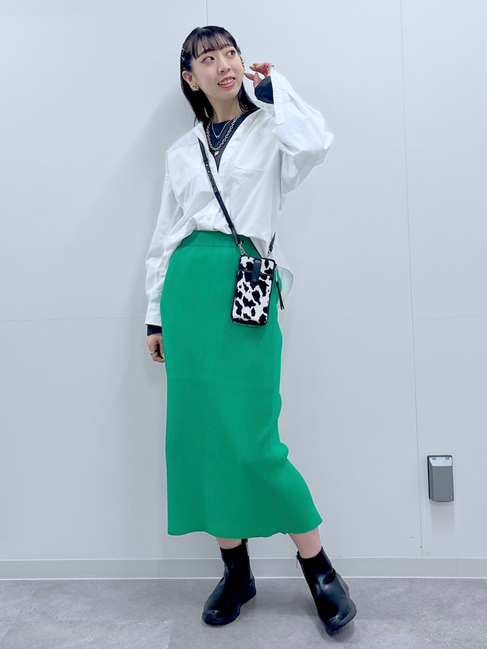「BAYFLOW(BAYFLOW)、ロンT、シャツスタイル、スカート、大人カジュアル、ショルダーバッグ、休日スタイル、ビッグシルエット、お出かけコーデ、休日コーデ」｜「BAYFLOWのグラフィックロンＴ（Tシャツ/カットソー、グレー系）」を使った、TAMUさん（レディース・171cm）の夏コーディネートの8枚目の写真