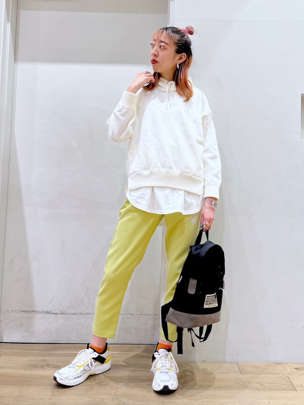 ホワイト系のパーカー、ホワイト系のTシャツ/カットソー、ホワイト系のスニーカーを着用したレディースの冬コーディネートの2枚目の写真